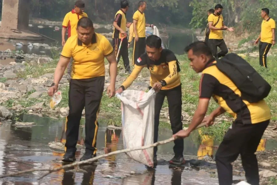 Personil Polres Toraja Utara bersama masyarakat memungut dan mengumpulkan sampah yang mengotori aliran sungai serta lingkungan sekitar (Dok: Ist)