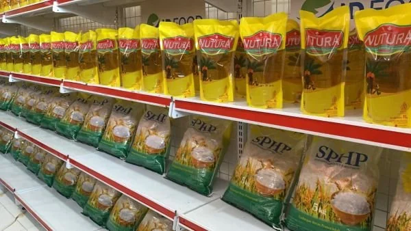 Beras SPHP dan minyak goreng (dok. Syamsi/KabarMakassar)