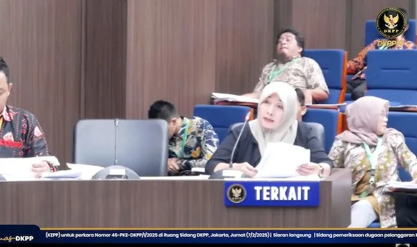 Ketua Panwaslu Kecamatan Bontoramba, Nurbayanti saat menepis pernyataan KPU Jeneponto di sidang DKPP RI. (Tangkapan layar).