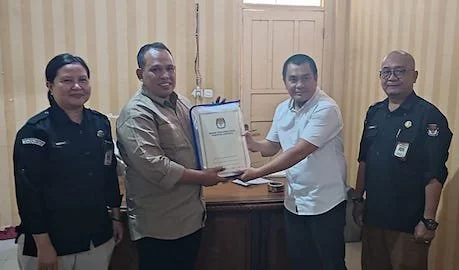 Kasubag Teknis KPU Jeneponto, Rahmat Imba saat menyerahkan berkas LHKPN ke Kabag DPRD Jeneponto, H. Faizal (Ist).