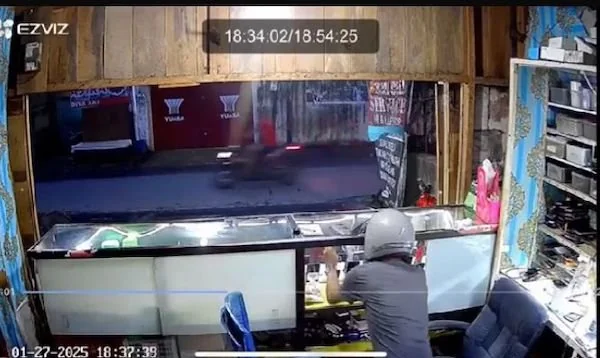 rekaman cctv pencurian disebuah konter handphone di Makassar (Dok:Ist)