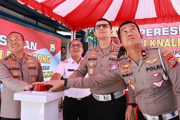Wali Kota Makassar, Moh Ramdhan "Danny" Pomanto, bersama dengan Kapolrestabes Makassar, Kombespol Mokhamad Ngajib, di Fly Over Jalan AP Pettarani pada Rabu (31/07)