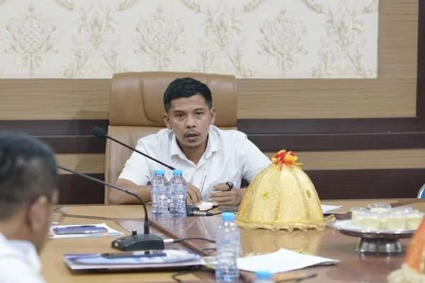 Wabup Islam Iskandar saat memimpin Rapat Koordinasi Tim Percepatan Penurunan Stunting (TPPS) ) di Aula Kantor Camat Bangkala. Dok. Ist