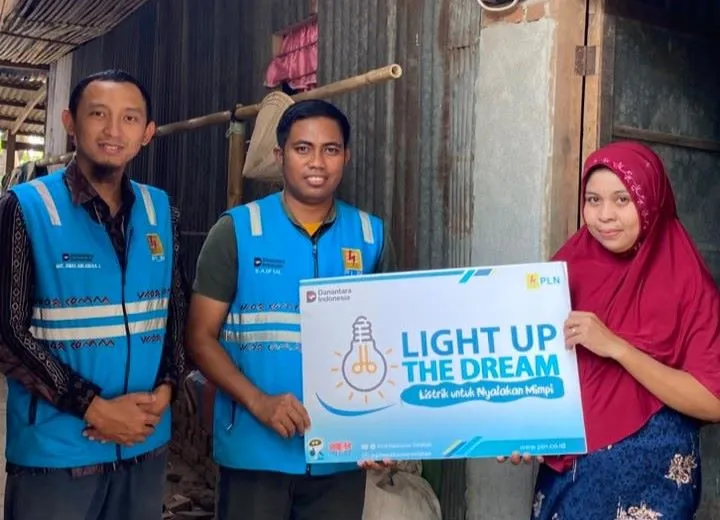Kado Hari Sumpah Pemuda, warga kurang mampu di Takalar terima bantuan listrik gratis dari PLN (Dok: Ist)