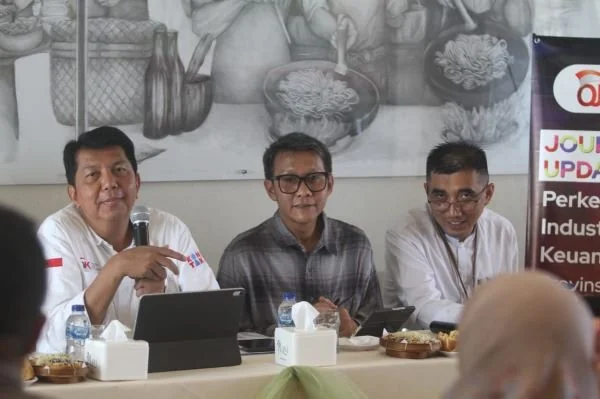 Kepala OJK Sulselbar, Darwisman dalam Journalist Update OJK (Dok : Ist).