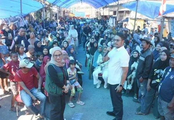 Andi Seto Asapa dan Rezki Mulfiati Lutfi saat bertemu masyarakat di Kelurahan Rappokalling, Kecamatan Tallo, Sabtu (10/8). Foto IST