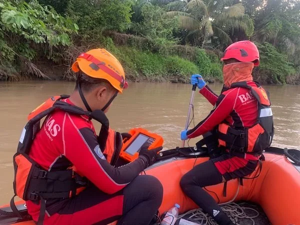 Operator Drone Basarnas Mamuju saat lakukan pencarian di Sungai Tarailu (dok:Ist)