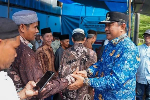 Pj Gubernur Sulbar Bahtiar Baharuddin saat serah terima bantuan rehabilitasi rumah korban bencana banjir (Dok : ist).