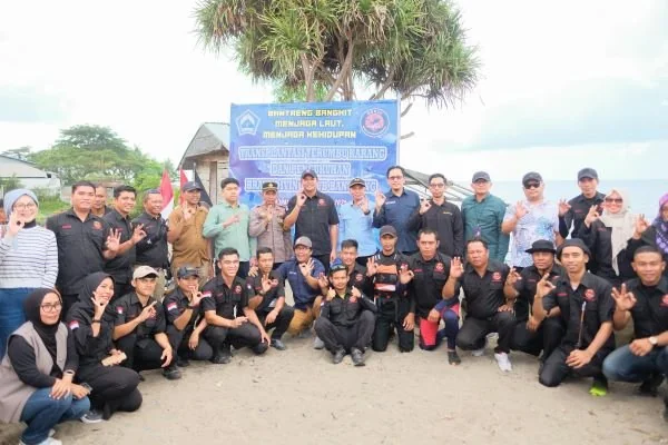 Bupati Bantaeng, M. Fathul Fauzy Nurdin, turut serta mengikuti kegiatan transplantasi terumbu karang yang diselenggarakan oleh BRAVE Diving Club Bantaeng di Pesisir Kampung Bakara, Desa Pa'jukukang, Kecamatan Pa'jukukang, (ist).