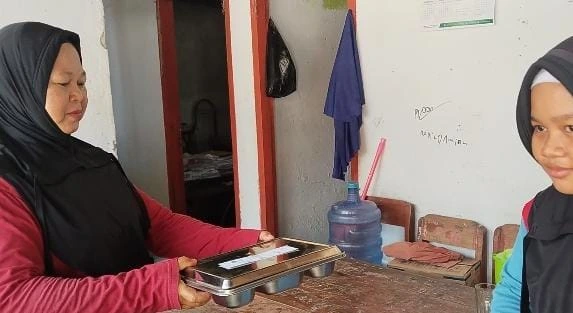 Dinkes Takalar melakukan pemeriksaan terhadap sampel makanan program Makan Bergizi Gratis di SDN 58 Lengkese setelah ditemukan kandungan boraks pada sampel tahu yang disuplai SPPG Topejawa (Dok: Saleh Sibali KabarMakassar)