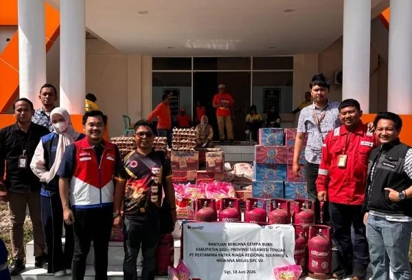 Pertamina Patra Niaga Regional Sulawesi melalui Fungsi CSR dan Fungsi Retail Sales Area Sulawesi Tengah bersama Hiswana Migas DPC VII menyalurkan bantuan tanggap bencana kepada masyarakat terdampak gempa bumi di Kabupaten Sigi. (Dok: Ist)