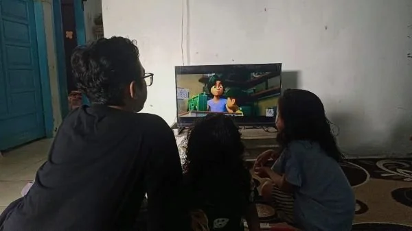 Ilustrasi Menghabiskan Waktu Libur dengan Menonton Film Bersama Keluarga, (Dok: Sinta KabarMakassar).