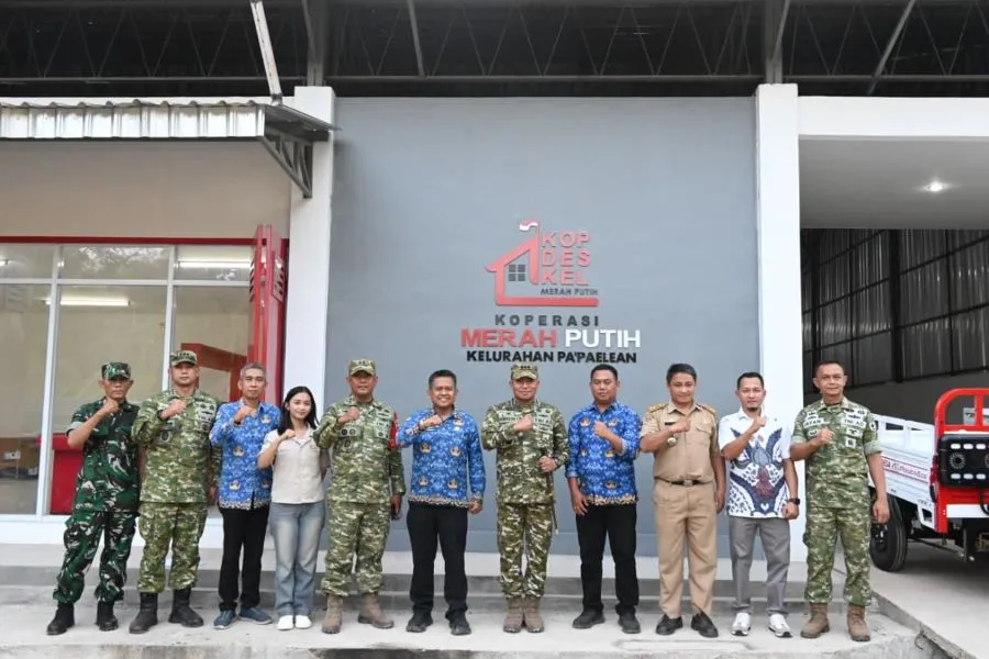 Danrem 141/Toddopuli Brigjen TNI Robinson Tallupadang bersama Dandim 1414/Tana Toraja Letkol Inf. Armal meninjau kesiapan Kopdes Merah Putih Pa’Paelean di Kecamatan Sanggalangi, Toraja Utara (Dok: Ist)