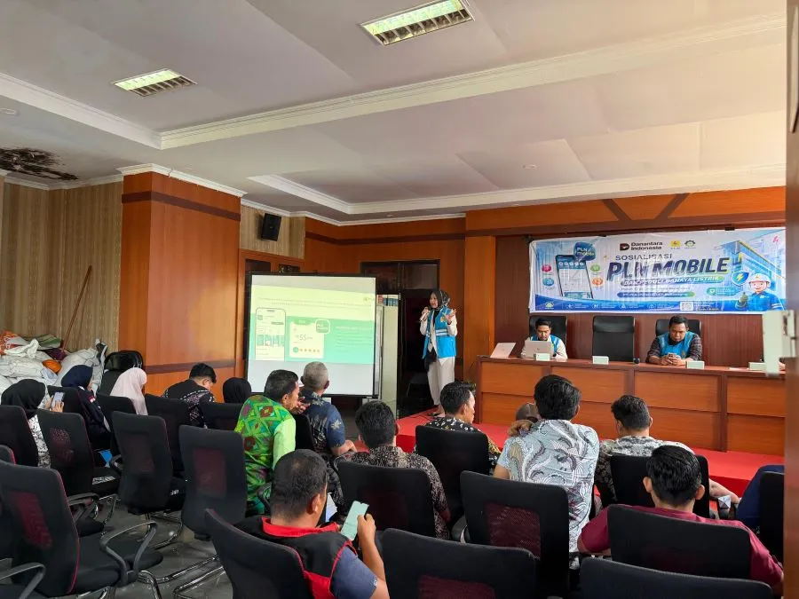 PLN ULP Mattoanging melakukan sosialisasi aplikasi PLN Mobile dan memberikan edukasi keselamatan penggunaan listrik (Dok: Ist)