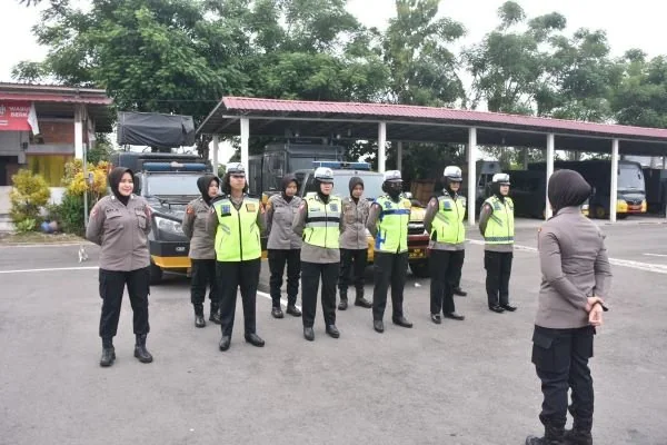 Srikandi Polres Bulukumba Gelar Patroli, Imbau Warga Jaga Kamtibmas