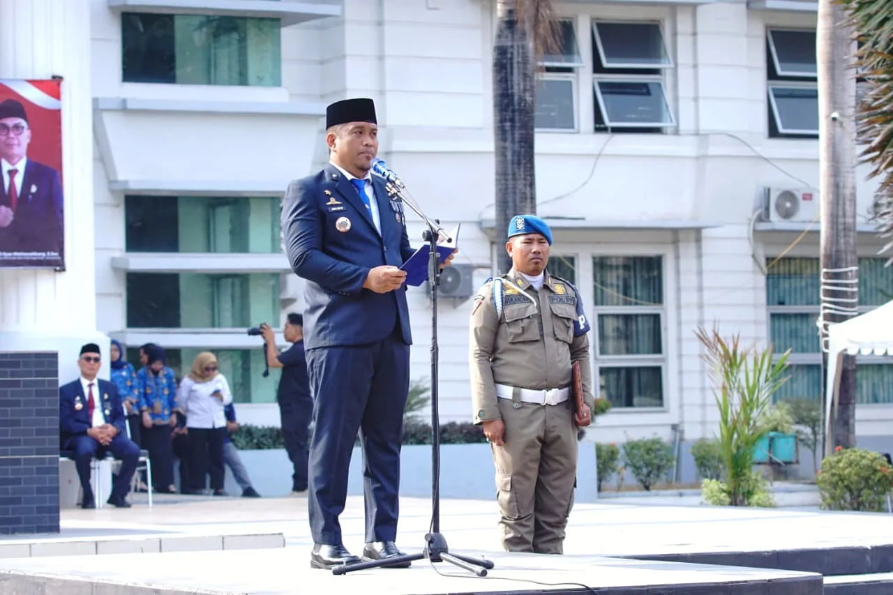 Sekretaris Daerah Kabupaten Jeneponto Aspa Muji bertindak sebagai inspektur upacara peringatan Hari Sumpah Pemuda ke-98 di Lapangan Kantor Bupati Jeneponto, Rabu 28 Oktober 2026.
