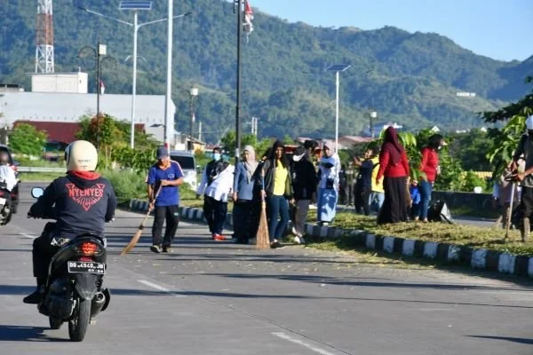 Pemprov Sulbar bersama masyarakat saat Gerakan gotong royong pembersihan Jl Arteri, (Dok : ist).