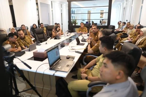 Penjabat Sekretaris Daerah (Pj Sekda) Kota Makassar, Irwan Adnan, memimpin Rapat Koordinasi (Rakor) terkait Pengelolaan APBD dan Pengadaan Barang dan Jasa bersama Komisi Pemberantasan Korupsi (KPK) RI (Dok : Ist).