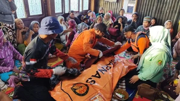Tim sar berhasil mengevakuasi korban tenggelam di Danau Kabupaten Sidrap (Dok: Ist).