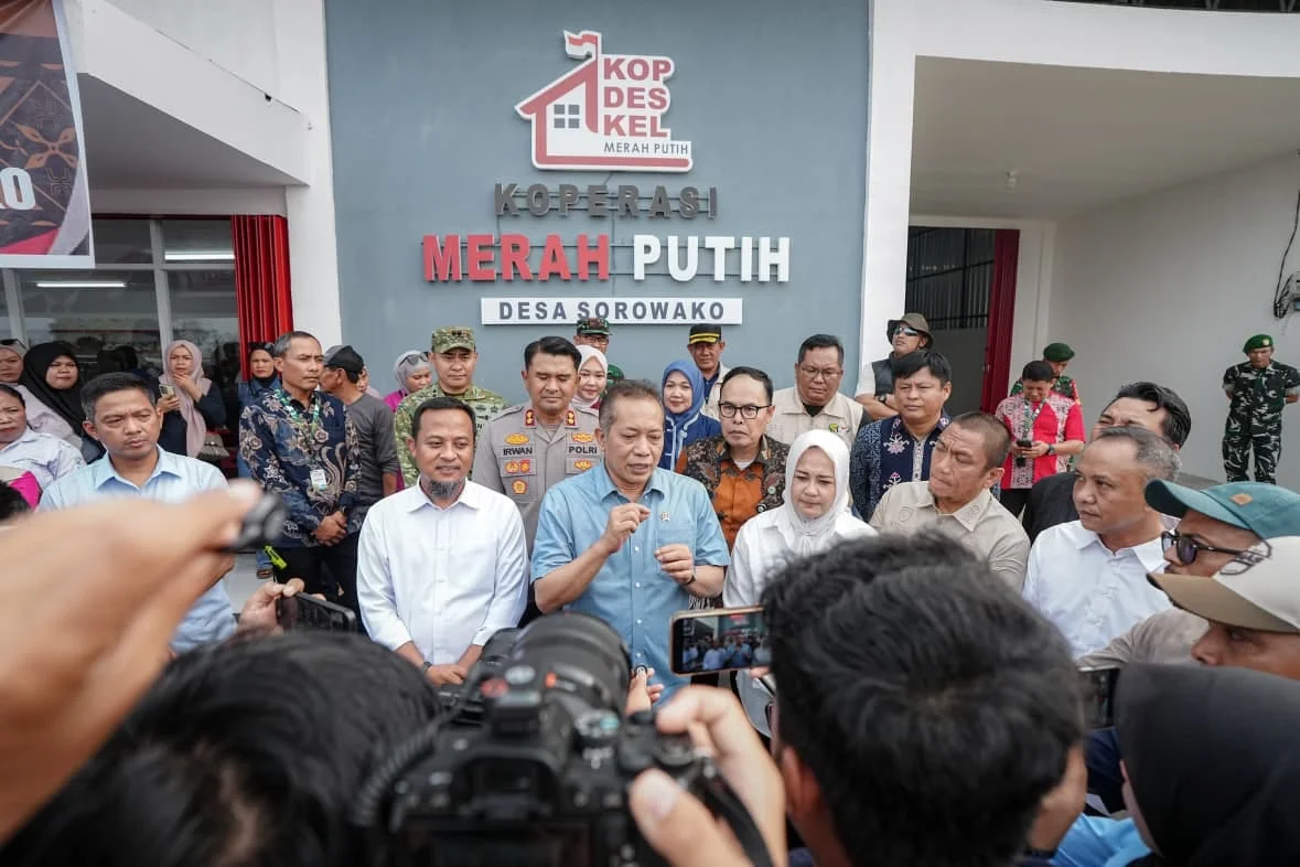 Menteri Koperasi Ferry Juliantono, didampingi Gubernur Sulsel Andi Sudirman Sulaiman dan Wakil Gubernur Sulsel Fatmawati Rusdi meninjau gerai KDKMP Sorowako (dok. Ist)