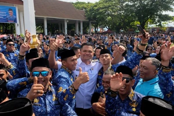 Bupati Bantaeng, M. Fathul Fauzy Nurdin di tengah kerumunan PPPK Paruh Waktu. (Dok: Ist)