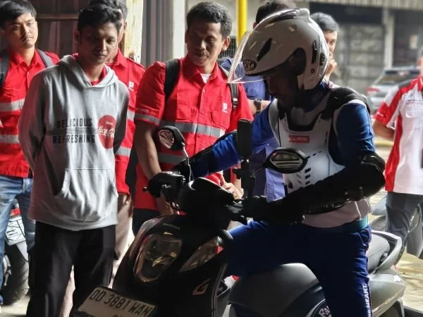 Asmo Sulsel bekali karyawan Coca-Cola edukasi safety riding, tekankan teknik berkendara aman (Dok: Ist)