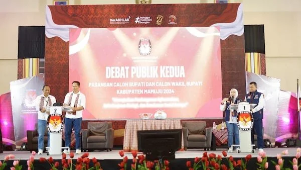 Dua Paslon Pilkada Mamuju pada saat debat kedua(dok:Ist)