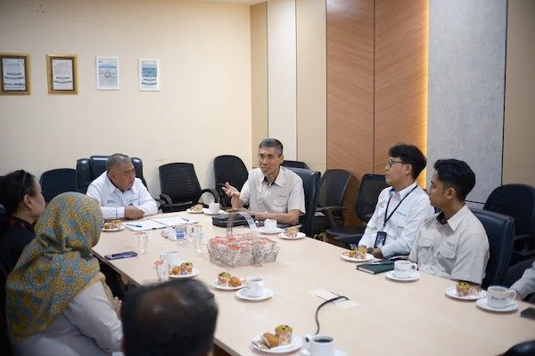 Rektor Kalla Institute, Syamril dan General Manager PT Pelabuhan Indonesia (Persero) Regional 4 Makassar, Iwan Sjarifuddin melakukan penandatangan MoU (Dok: Ist)