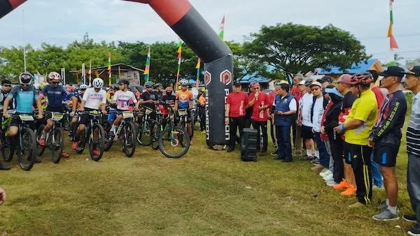 Pj Bupati Jeneponto, Junaedi Bakri saat melepas 500 pesepeda dalam kegiatan Dispora Cross Country Mountain Bike Jelajah Alam Bangkala (JAB) PART II di Alun-alun Allu, Kelurahan Benteng, Bangkala (Foto/ullah KM).