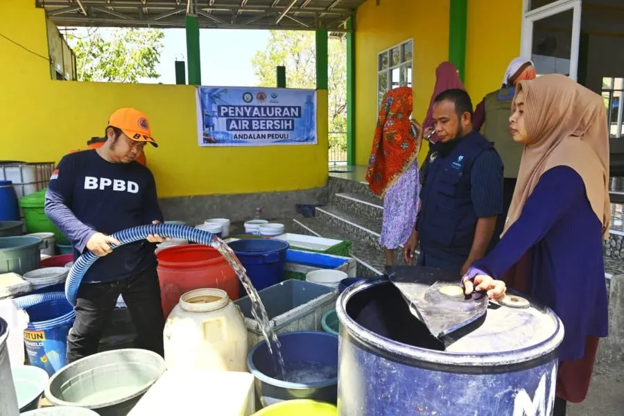 Penyaluran air bersih dari Pemprov Sulsel di Kota Makassar (Dok: Ist)