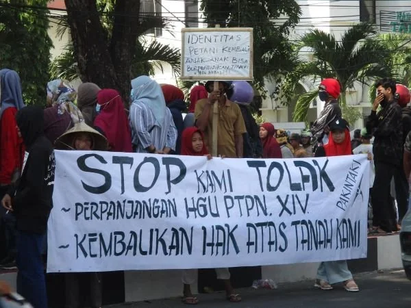 Warga Polombangkeng bersama organisasi GRAMT saat melakukan unjuk rasa  di depan Kantor Bupati dan Kantor ATR/BPN Takalar (Dok : ist).