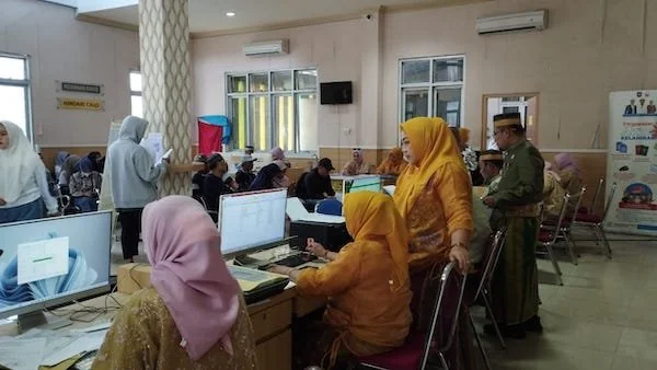 Kepala Dukcapil Jeneponto, Mustaufiq bersama pegawainya saat memberikan pelayanan KTP warga (ullah/Kabarmakassar.com)