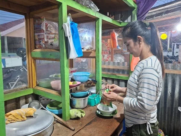 Pelaku UMKM di Kecamatan Pamboang Majene, Fitri yang merasakan dampak Sandeq Silumba 2025(dok:ist)