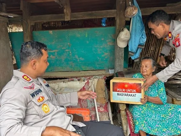 Kapolres Jeneponto AKBP Widi Setiawan saat mengunjungi kediaman warga lanjut usia dan kurang mampu di Lingkungan Balang, Kelurahan Balang Toa, Kecamatan Binamu (Dok : Ist).