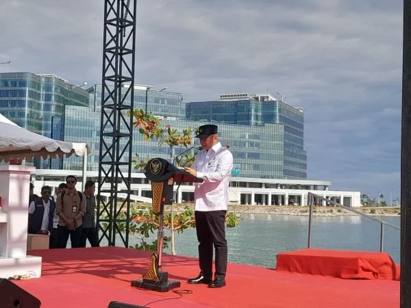 Menteri Perhubungan RI Dudy Purwagandhi saat menghadiri peluncuran pesawat amfibi atau seaplane di kawasan CPI Makassar. (Dok. Syamsi/KabarMakassar)