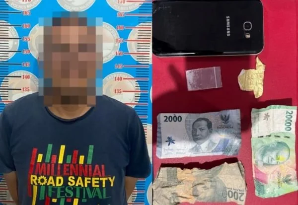 Pelaku bersama barang bukti yang berhasil diamankan Polisi (Dok : Ist).