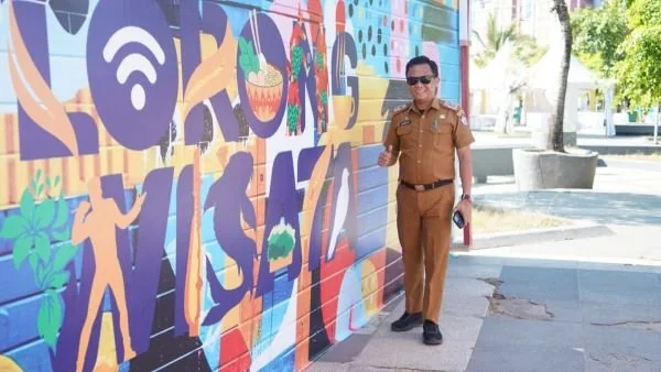 Plt Kepala DKP Makassar, Alamsyah Sahabuddin menunjukan replika Lorong Wisata di lokasi F8 (Dok : ist).