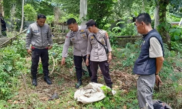 Personel Polsek Kalukku saat mendatangi TKP penemuan mayat bayi. (Dok: Ist)