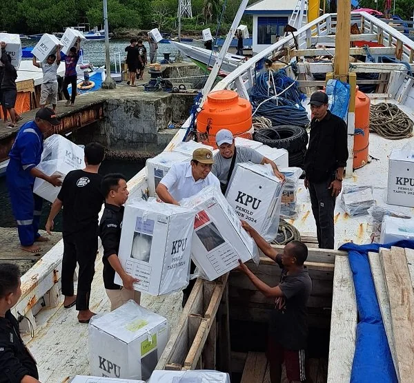 Suasana proses pendistribusian logistik di sejumlah pulau di Kabupaten Kepulauan Selayar, Sulawesi Selatan. Dok KPU Selayar