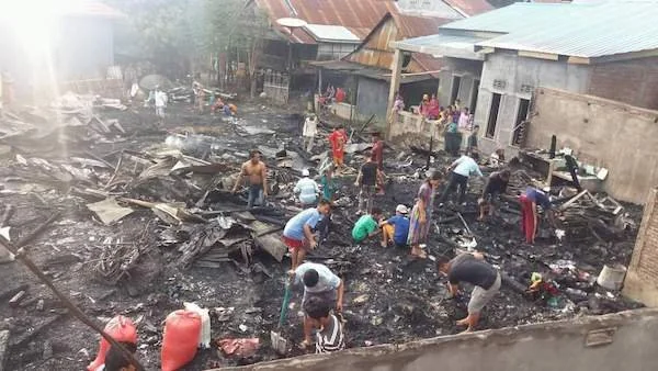 Kobaran api saat membakar 5 rumah warga di Dusun Tanggakang, Desa Tarowang, Kecamatan Tarowang, Kabupaten Jeneponto, Provinsi Sulawesi Selatan.