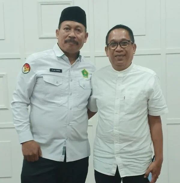Dekan Pascasarjana Universitas Fajar (Unifa), Dr. Mujahid dan  Kepala Kanwil Kemenag Sulsel, Dr. H. Ali Yafid, M.Pd.I,