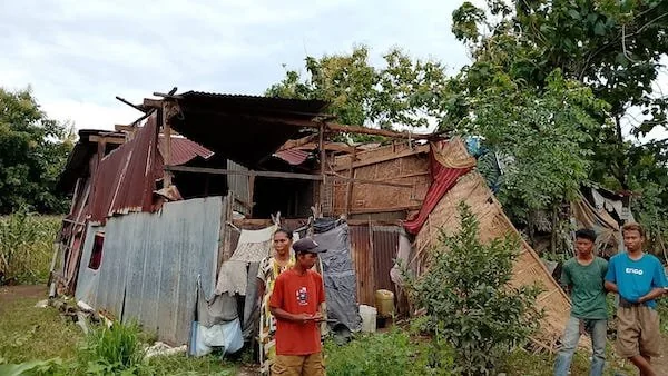 Kondisi rumah warga pasca diterpa angin puting beliung. (Foto/ BPBD Jeneponto).