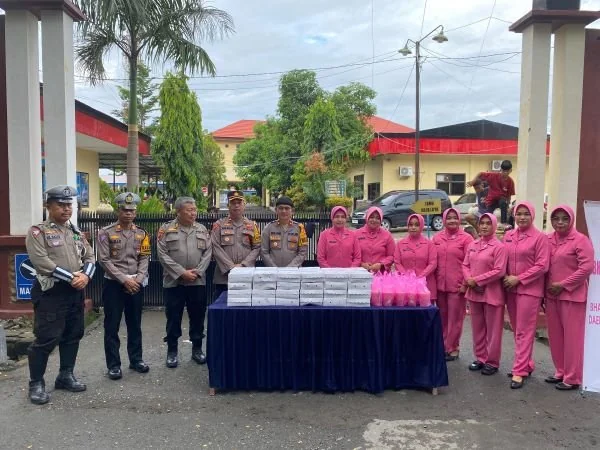 Ketua Bhayangkari Jeneponto, Ny. Rini Budi Hidayat beserta Pengurus Bhayangkari membagikan takjil gratis.