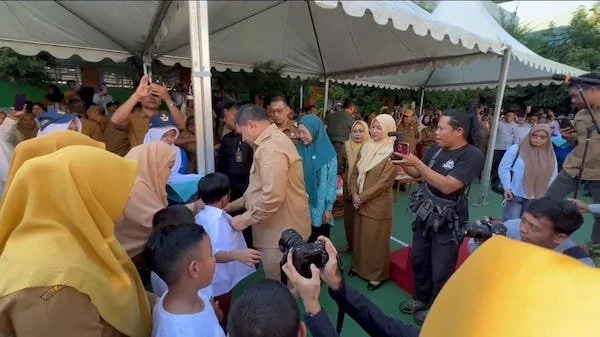 Pembagian Seragam Gratis, (Dok: Sinta Kabar Makassar).