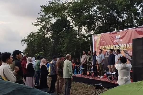 Komisioner KPU Jeneponto dari Divisi Sosdiklih dan SDM, Hasrullah Hafid bersama komisioner Bawaslu, Camat Rumbia, Danramil Kelara saat pembukaan acara Kemah demokrasi (Dok : Ullah KabarMakassar).
