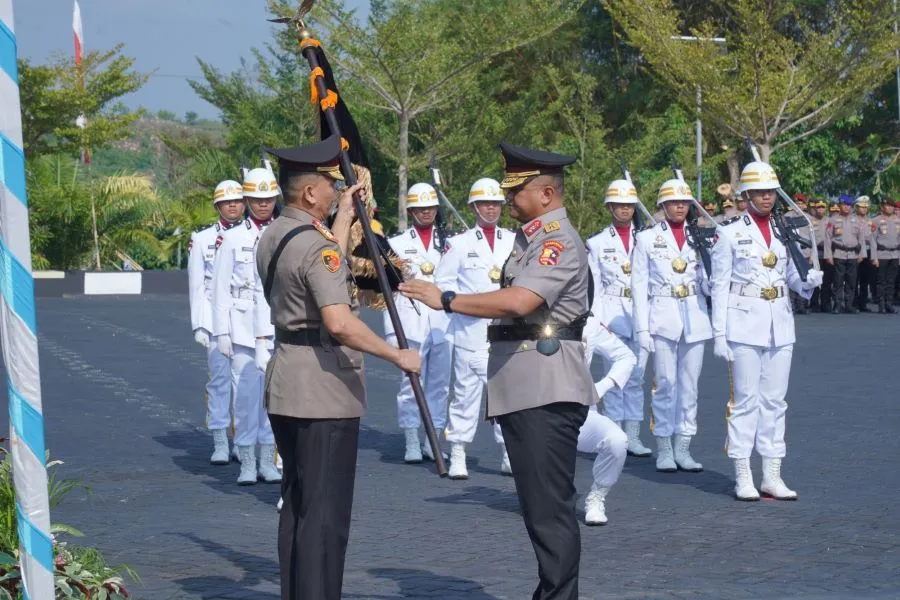 Penyerahan pataka Siamasei dari Pejabat Kapolda Lama ke Kapolda Baru (Dok: Ist)