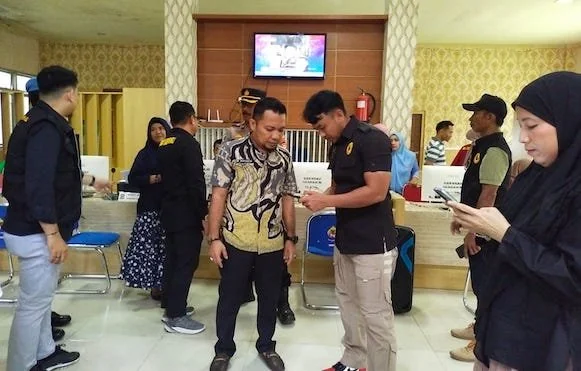 Kadisdukcapil Jeneponto, Mustaufiq saat menerima kunjungan Tim Saber Pungli Polda Sulsel (ist).