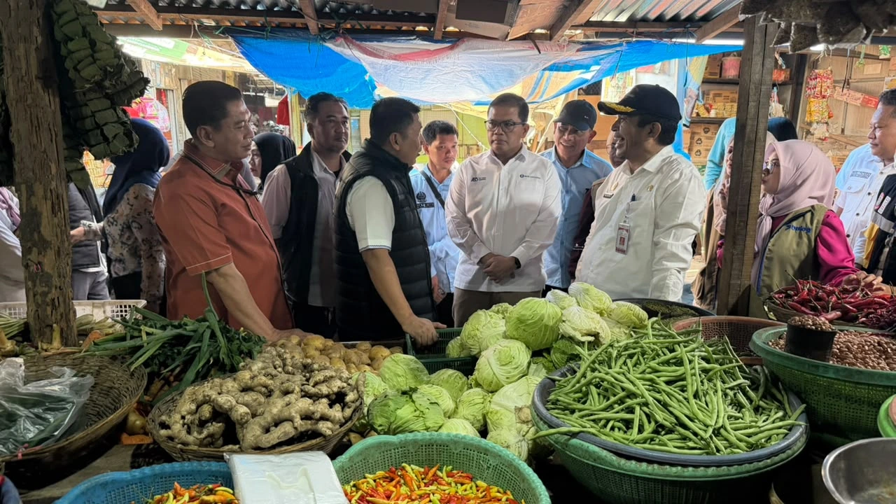 TPID Sulawesi Selatan memantau harga dan pasokan cabai serta melakukan operasi pasar di Pasar Terong dan Pasar Pa'baeng-baeng (Dok: Ist)