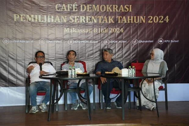 Koordinator Divisi Sosialisasi, Pendidikan Pemilih dan Partisipasi Masyarakat KPU Sulsel, Hasruddin Husain dalam acara sosialisasi dan pendidikan pemilih yang dikemas diskusi Cafe Demokrasi Prmilihan Serentak tahun 2024 digelar di Makassar, Senin (8/7). D