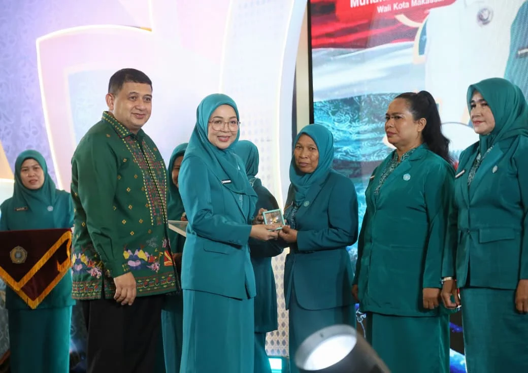 Ketua Tim Penggerak Pemberdayaan dan Kesejahteraan Keluarga (TP PKK) Kota Makassar, Melinda Aksa Munafri Bersama Wali Kota Makassar Memberikan Penghargaan kepada 7 Kader PKK (Dok: Ist).